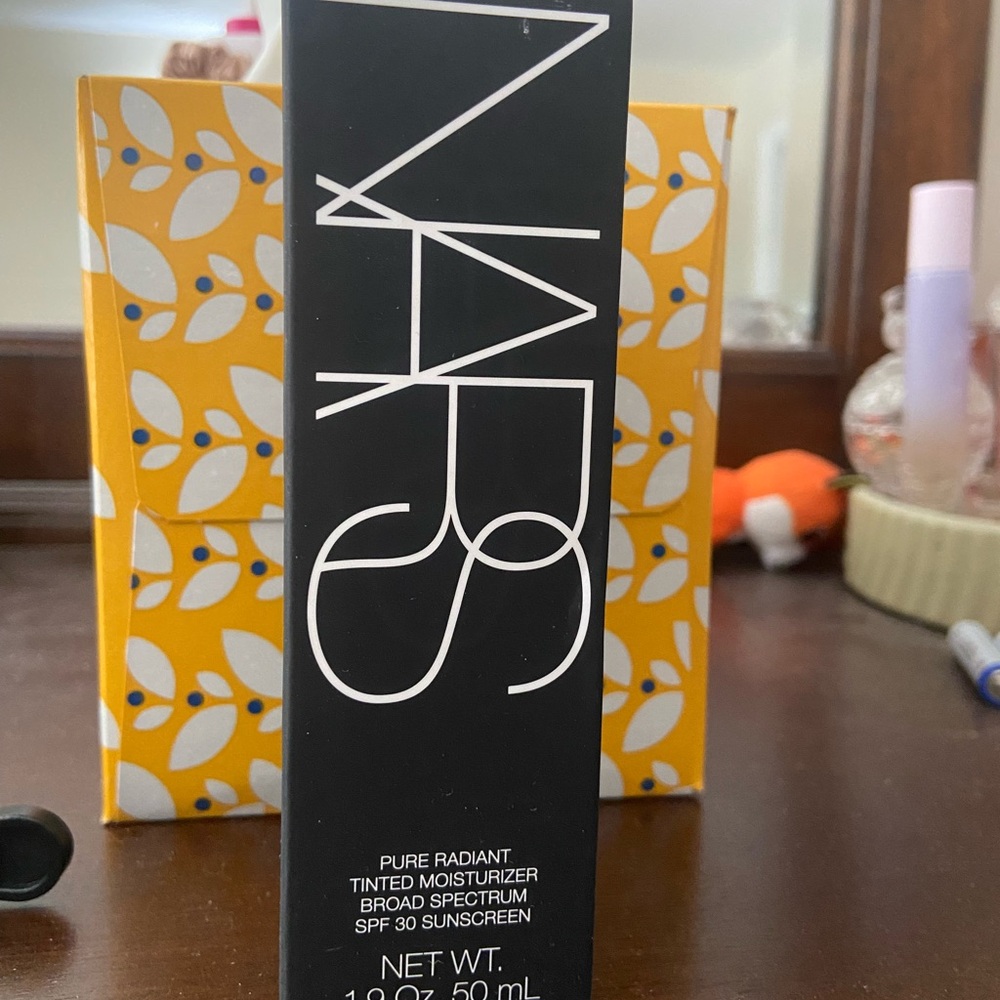 NARS Pure Radiant Tinted Moisturizer SPF 30 - Black Packaging